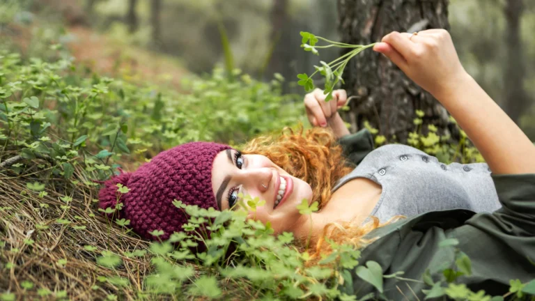 okoliš u šumi i žena na travi leži