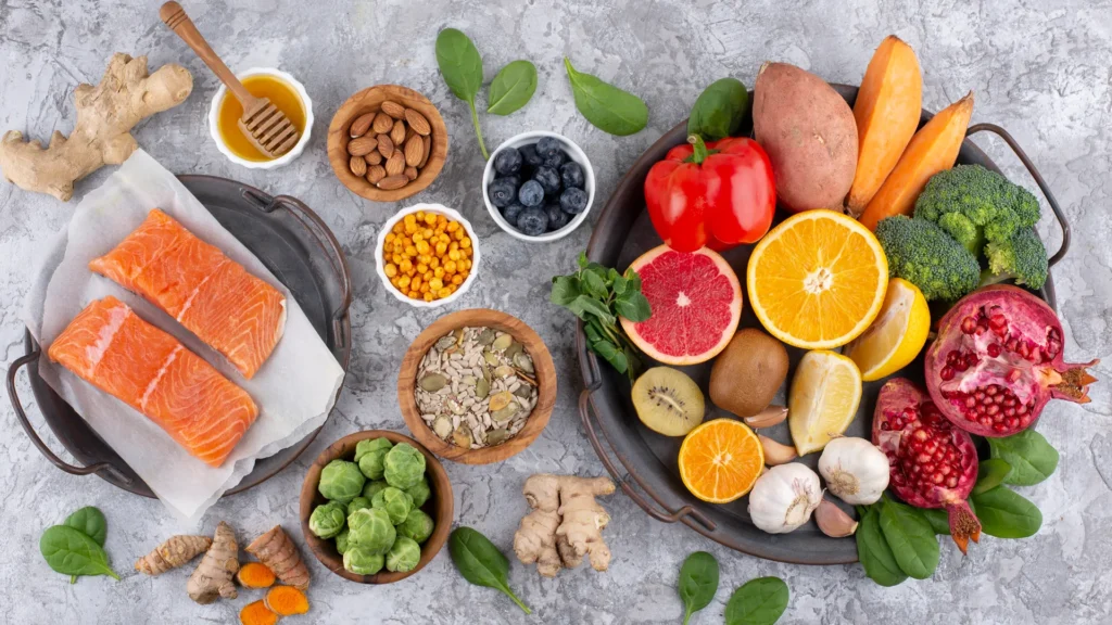 puno zdravih namirnica na stolu za anti-age način prehrane