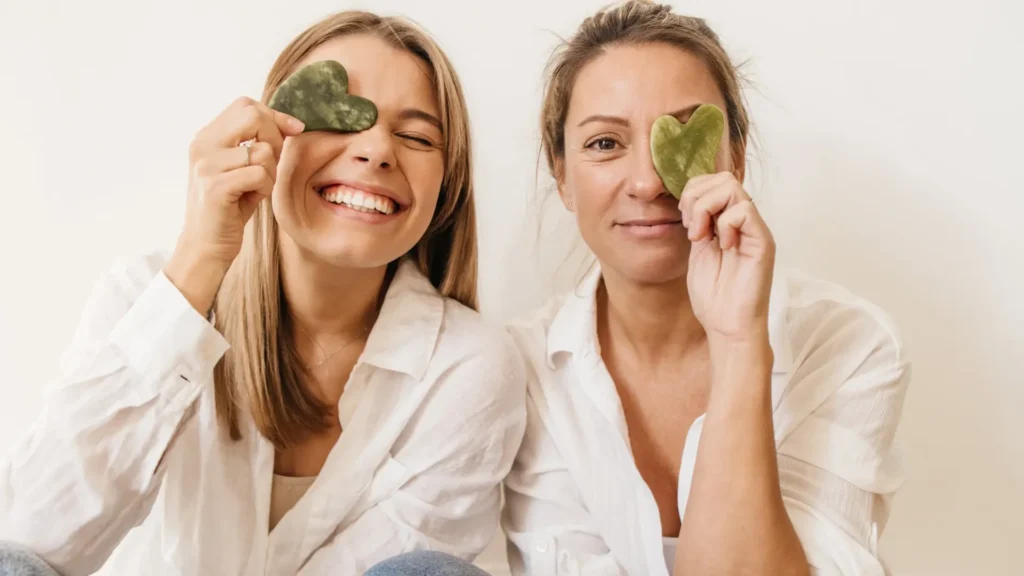 dvije djevojke prekrivaju oči guasha kamenom preko očiju