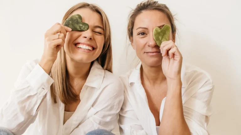 dvije djevojke prekrivaju oči guasha kamenom preko očiju