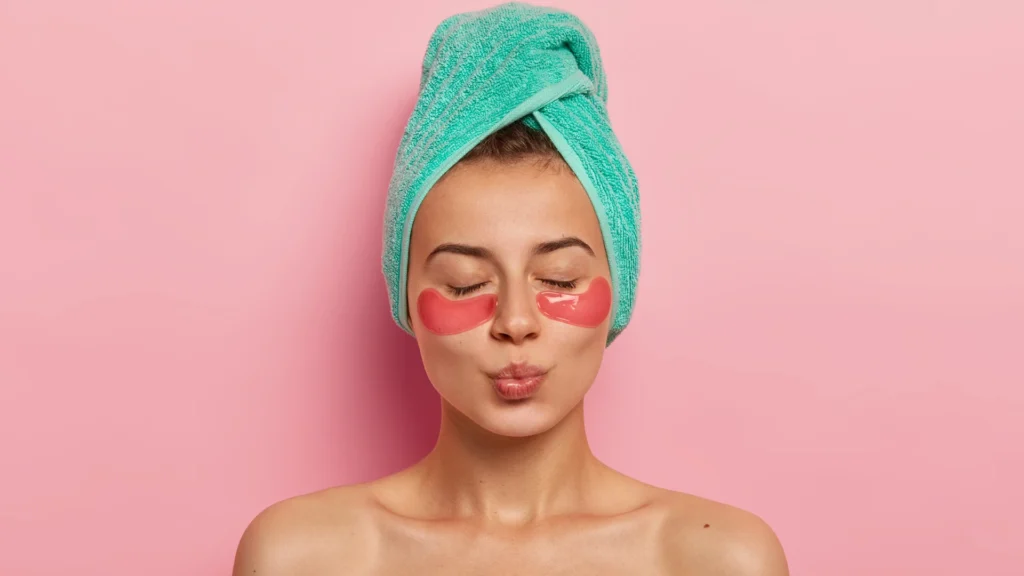 djevojka s zelenim ručnikom i kolagenima na licu kod očiju